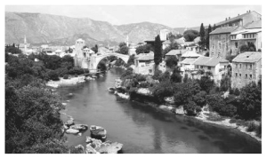 Odbudowana starówka w Mostarze wraz z zabytkowym mostem